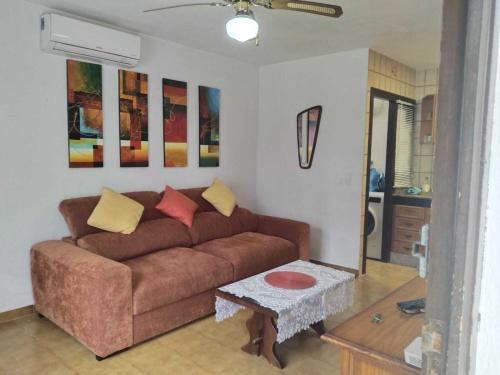 Ruang duduk di Relaxing 2-Bedroom Bungalow In Sunny Cabo Roig (2)