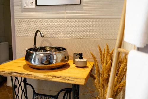 a bowl on a wooden table in a bathroom at River Rest in Vetren