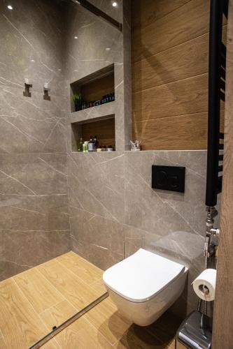 ein Badezimmer mit Toilette und Dusche in der Unterkunft TReverie Stay -Modern 3BR Apartment for Families & Friends in Thessaloniki