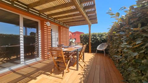 un patio con tavolo e sedie su un ponte di Casa Fadiju a Lecci