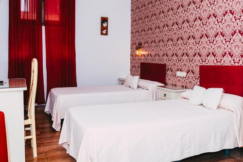 Ένα ή περισσότερα κρεβάτια σε δωμάτιο στο Hostal Mont Royal