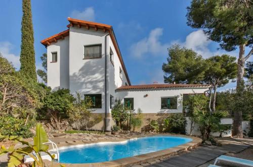 una casa con piscina delante en Sun & Sand Sanctuary - 2km to beach and 20km BCN!, en Castelldefels