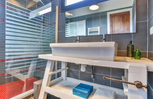 Un baño con un lavabo blanco y un espejo. en Sun & Sand Sanctuary - 2km to beach and 20km BCN!, en Castelldefels