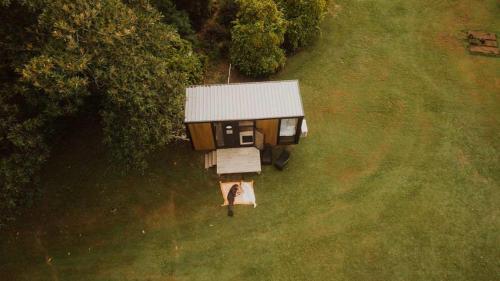 una vista aérea de una casa pequeña en un campo en Makowata Farm by Tiny Away, en Colosseum
