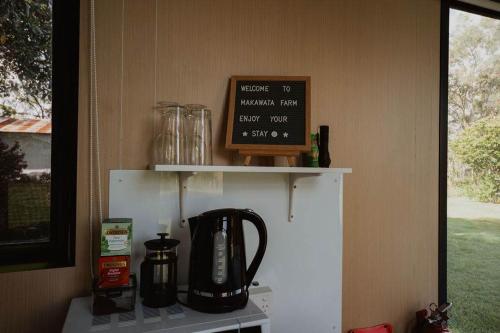 encimera con cafetera encima de una nevera en Makowata Farm by Tiny Away, en Colosseum