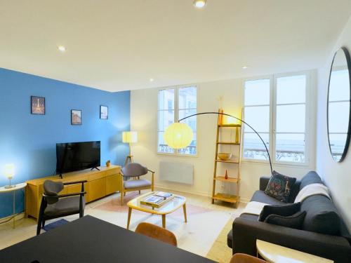 un salon avec un canapé et une télévision dans l'établissement Logis de la Monnaie - Centre Historique - Parking offert, à Troyes