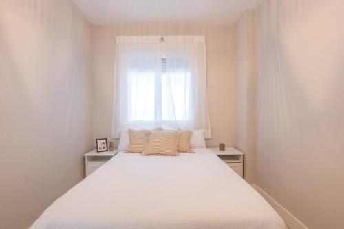 1 dormitorio blanco con 1 cama grande y ventana en Living Costa del sol Mijas, en Mijas Costa