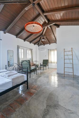 Gambar di galeri bagi Tepeleni Suites - Poolside Suites in Agia di Agiá