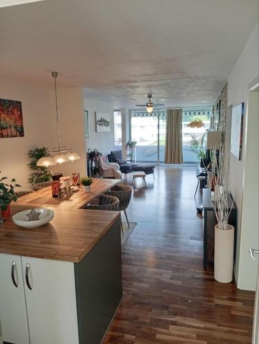 a living room with a kitchen and a living room with a table at Luxus Business Apt mit Badewanne Balkon und Tiefgaragenstellplatz in Kerpen