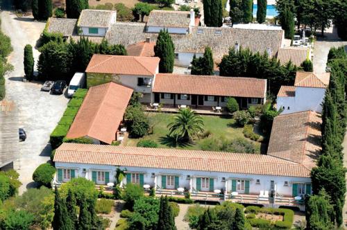 an aerial view of a house with a yard at Hôtel et Appart'Hôtel Le Relais Du Val D'Orbieu in Ornaisons