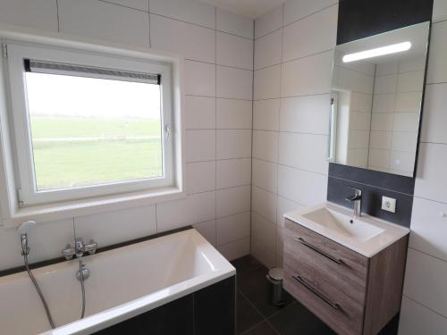 Bilik mandi di Spacious holiday home in Leons with garden