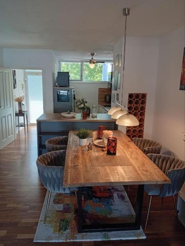 a living room with a wooden table and chairs at Luxus Business Apt mit Badewanne Balkon und Tiefgaragenstellplatz in Kerpen