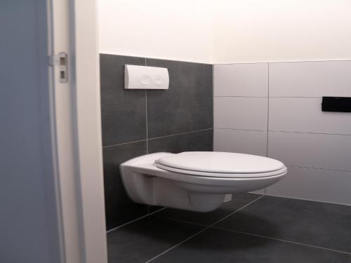 Bilik mandi di Spacious holiday home in Leons with garden