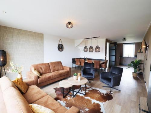 Ruang duduk di Spacious holiday home in Leons with garden