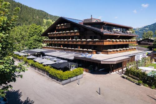 Nespecifikovaný výhled na hory nebo výhled na hory při pohledu z hotelu