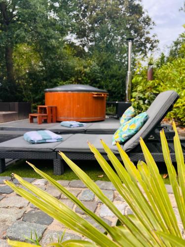 a table with two lounge chairs and a grill at Kip en Hei in Schijf