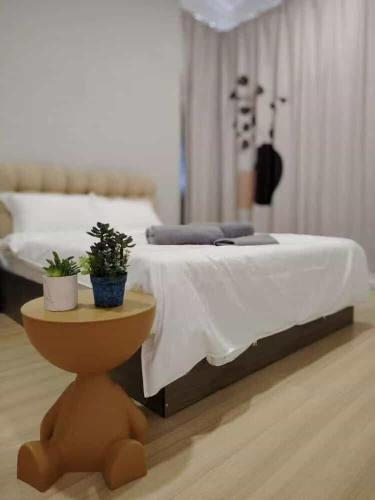 タイピンにあるNordic Haven 北欧暖居のベッドルーム1室(ベッド1台、鉢植えの植物が置かれたテーブル付)