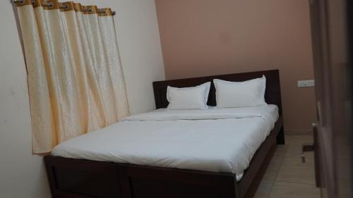 Katil atau katil-katil dalam bilik di Heart of Pondy Service Apartment
