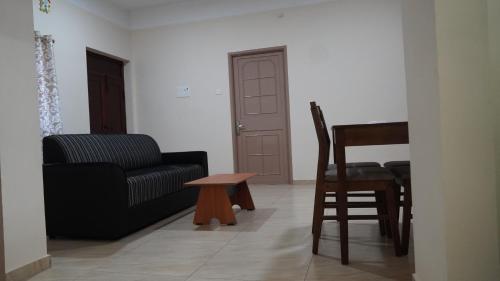 Ruang duduk di Heart of Pondy Service Apartment