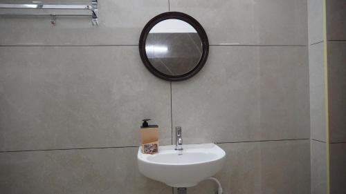 Bilik mandi di Heart of Pondy Service Apartment
