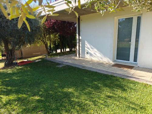 a yard next to a house with a sliding glass door at Villa Le Terre in Cepagatti