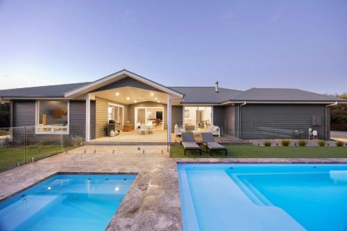 Swimmingpoolen hos eller tæt på The Break Pool Spa Sauna & Beach