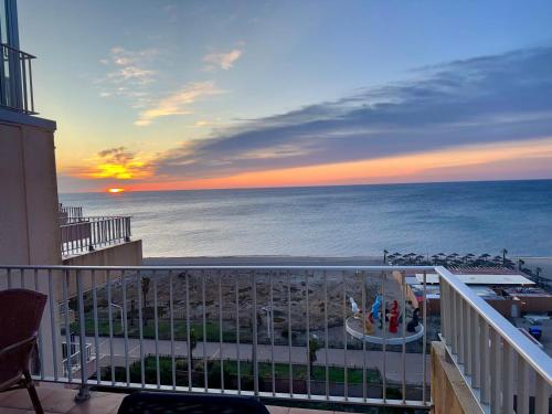 - un balcon avec vue sur l'océan au coucher du soleil dans l'établissement Face à la mer, au Barcarès