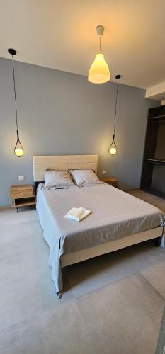 Lagune d'Azur في موجان: غرفة نوم بسرير كبير بثلاث انارات