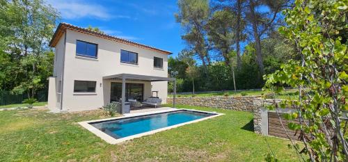 Lagune d'Azur في موجان: فيلا مع مسبح في فناء