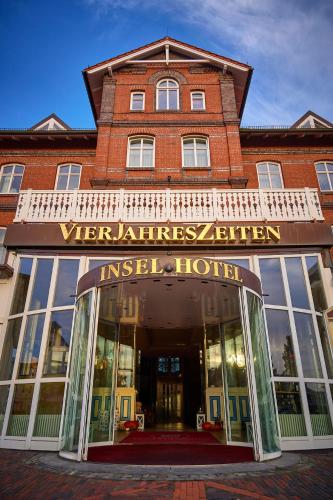 ein Hotel mit Eingang zum internen Hotel in der Unterkunft Inselhotel VierJahreszeiten in Borkum