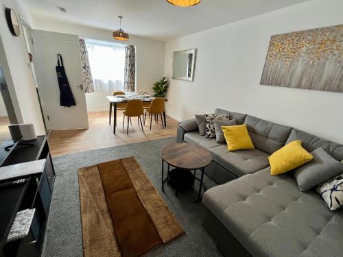 Χώρος καθιστικού στο St Andrews Gardens- 2 bedroom flat with views over town- A welburg property managed by Catchpole Stays