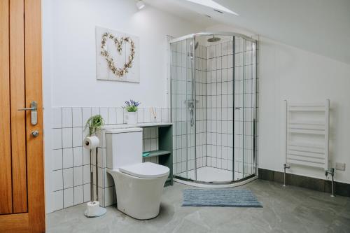 Ένα μπάνιο στο Modern Comfort Escape for 12 Guests -Rural Setting