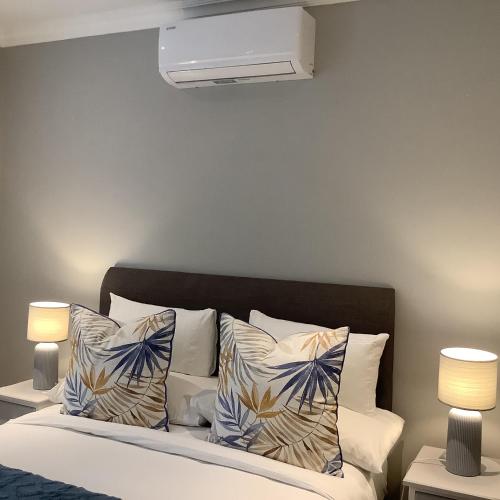 En eller flere senge i et værelse på Apartment Franschhoek 121 Lermitage