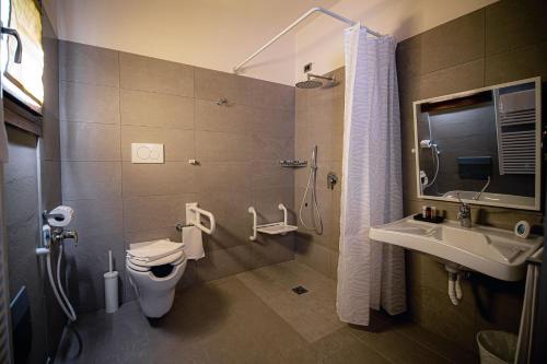 a bathroom with a toilet and a sink at Agri Alloggio Poggiolina in Bagnara di Romagna