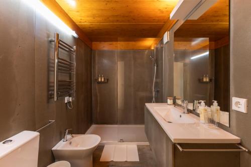 a bathroom with a sink and a toilet and a tub at Bagoada Cabin - Sunset Vista - uChill in Vila Nova de Cerveira