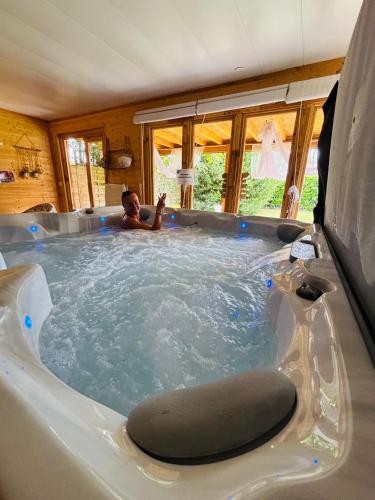 un jeune garçon dans une baignoire jacuzzi dans l'établissement 