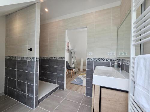 a bathroom with a shower and a sink at Les Quatre Baies in Guichen