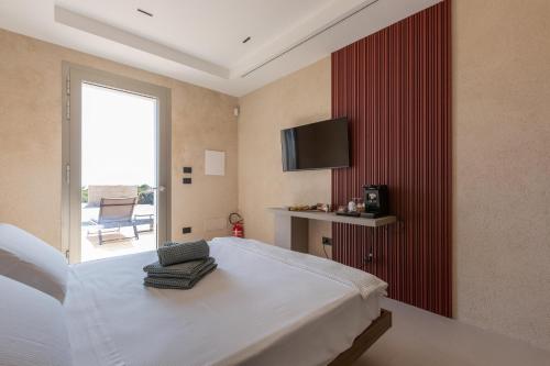 a bedroom with a bed with a red wall at Bed & Mare by Perle di Puglia in Baia Di Gallipoli
