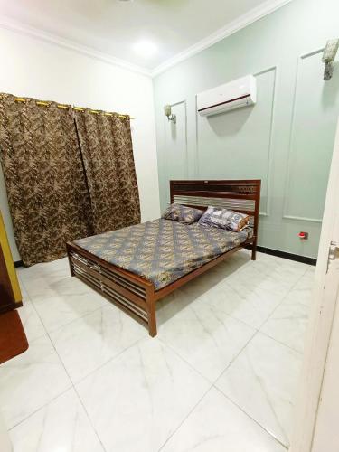 ein Schlafzimmer mit einem Bett in einem Zimmer in der Unterkunft Luxurious Villa in Bahria Town Karachi in Karatschi