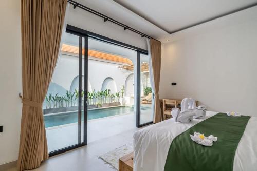 Schlafzimmer mit Poolblick in der Unterkunft Modern 2BR Villa in Bingin V1 in Uluwatu