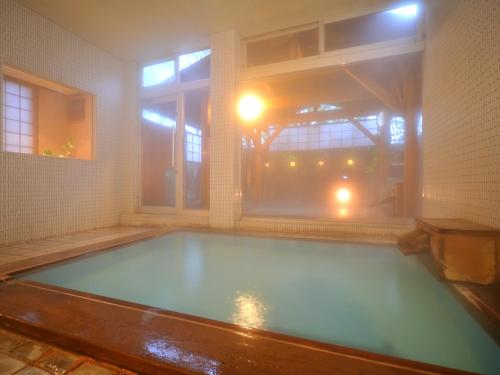 a pool of water in a room with a window at Hanakanzashi in Nihommatsu