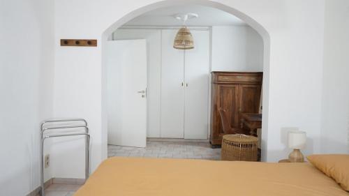 a bedroom with a bed and an archway at La Maisonnette - 2 chambres, parking, jardinet & calme in Tournai