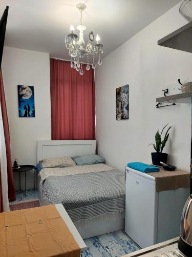 巴统ModuliArt的一间有两张床和一盏枝形吊灯的卧室