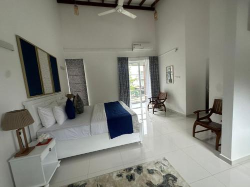 Ένα ή περισσότερα κρεβάτια σε δωμάτιο στο Hummingbird Lake Villa- Kandy