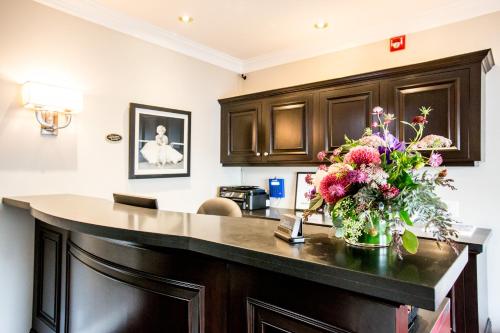 una cocina con una encimera con un jarrón de flores. en The Hotel Hollywood, en Los Ángeles