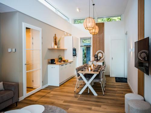 Η κουζίνα ή μικρή κουζίνα στο Spacious holiday home in Voorhuizen with terrace