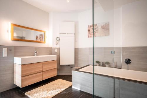 ビーレフェルトにあるGroße, zentrale Wohnung in Bielefeldの洗面台とシャワー付きのバスルーム