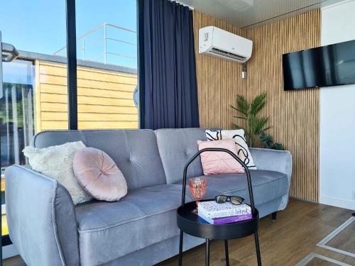 Luxury houseboat for 2 people, by the sea