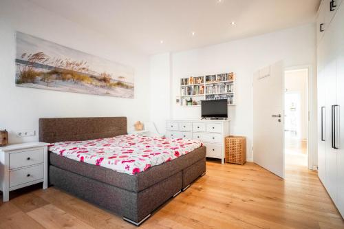 ビーレフェルトにあるGroße, zentrale Wohnung in Bielefeldのベッドルーム(ベッド1台、ドレッサー、テレビ付)