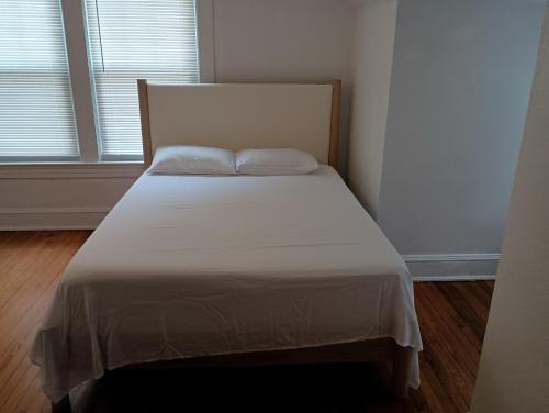 Ένα ή περισσότερα κρεβάτια σε δωμάτιο στο charming apartment at Lynchburg